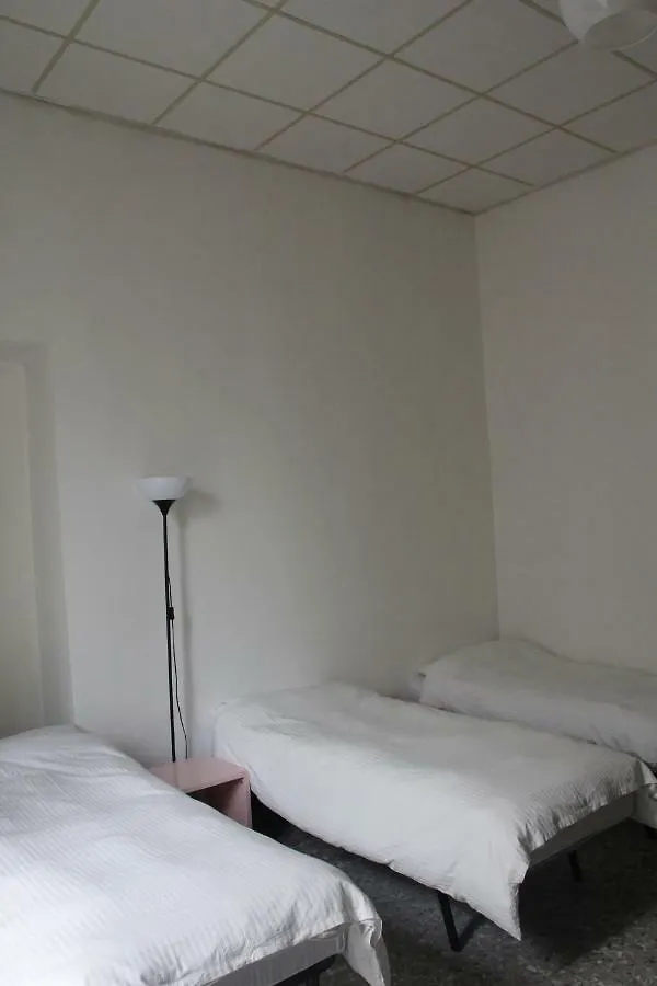 Hotel 1Bed In Basic 8 Bed Mixed Dorm Napoli 0*,