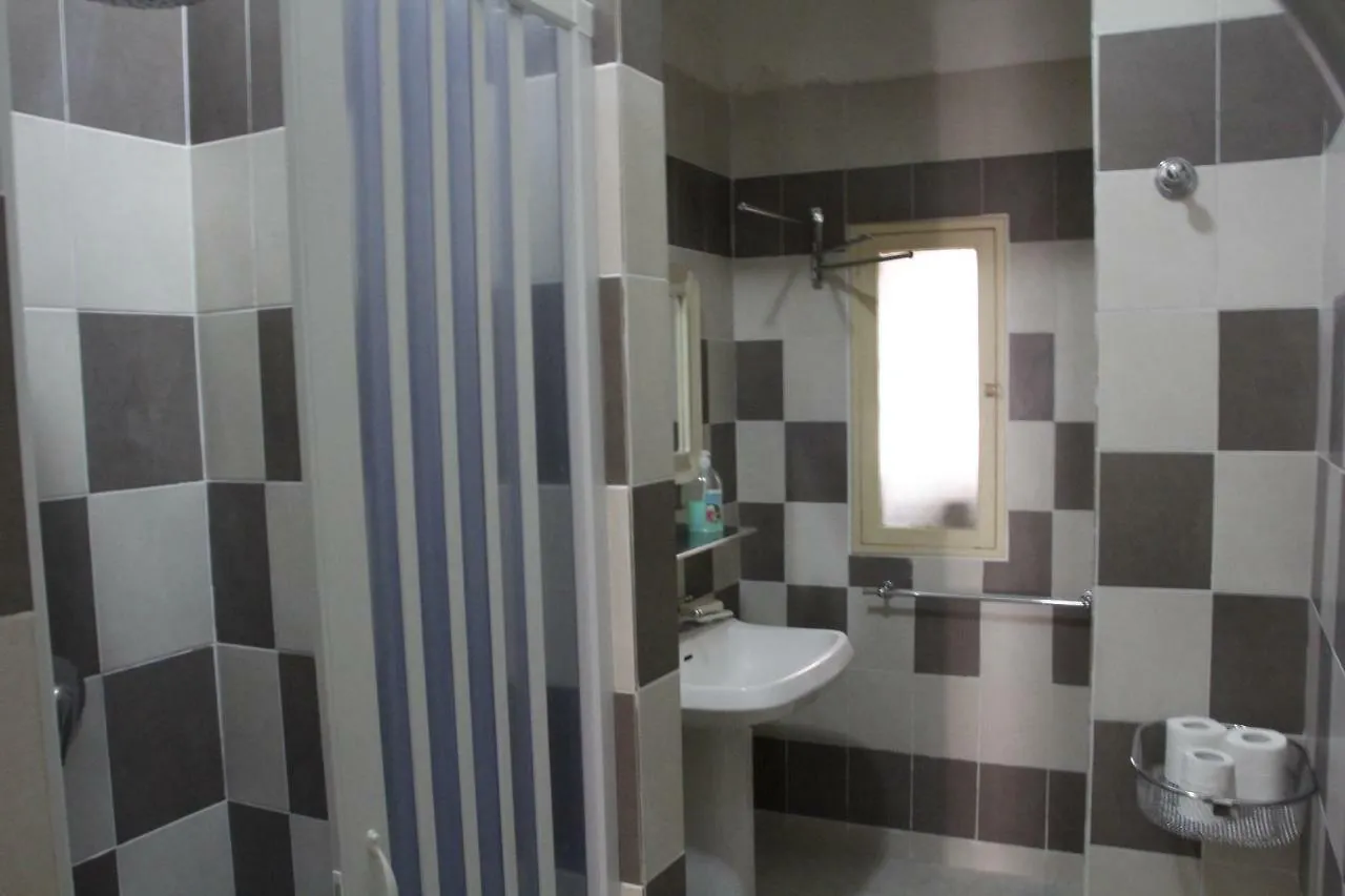 1Bed In Basic 8 Bed Mixed Dorm Hotel Naples Guest house