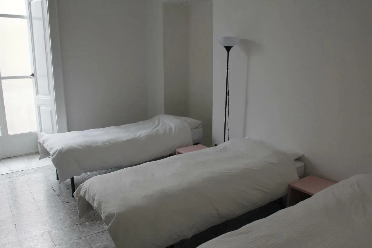 1Bed In Basic 8 Bed Mixed Dorm Hotel Naples